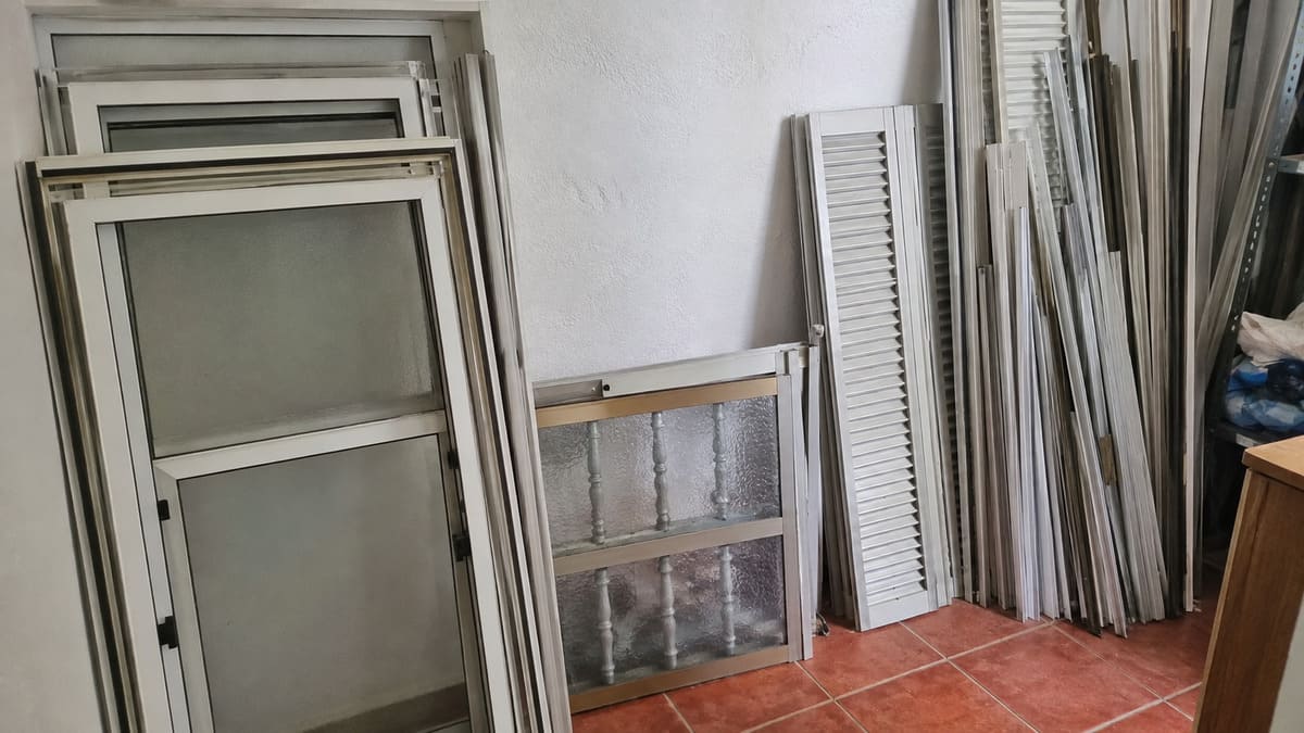 aluminio-viejo-de-ventanas-y-persianas-chatarreria-valencia-navasa-reciclaje (1)